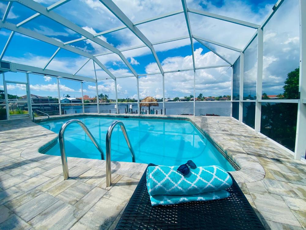 Ruby's Lake Retreat - Heated Pool, Tiki Hut & Lake Views
